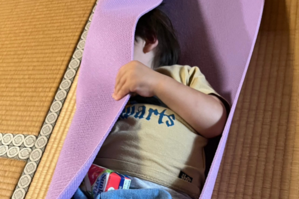 ヨガマットでかくれんぼ