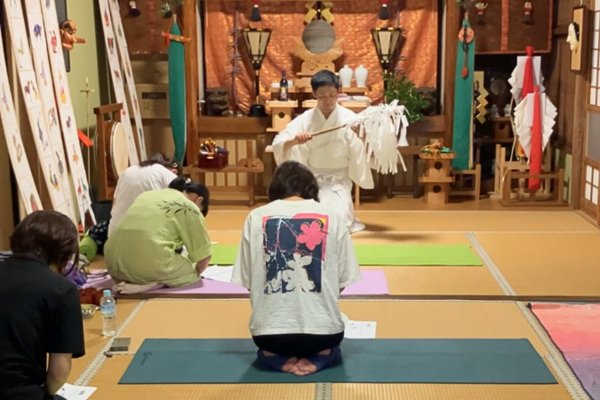 ヨガの後のお祓いの様子
