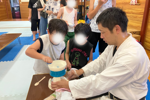 かき氷を削る様子