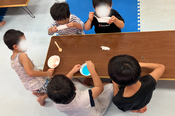 かき氷を食べる子どもたち